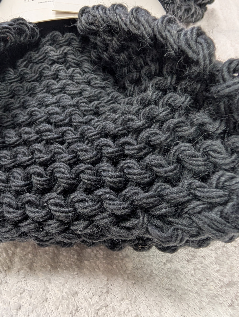 1431974 Knitted Grey Scarf